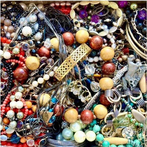 Huge 5 LB “POSH PERFECTLY” jewelry mystery box~ Gold & Silver jewelry - Picture 6 of 11